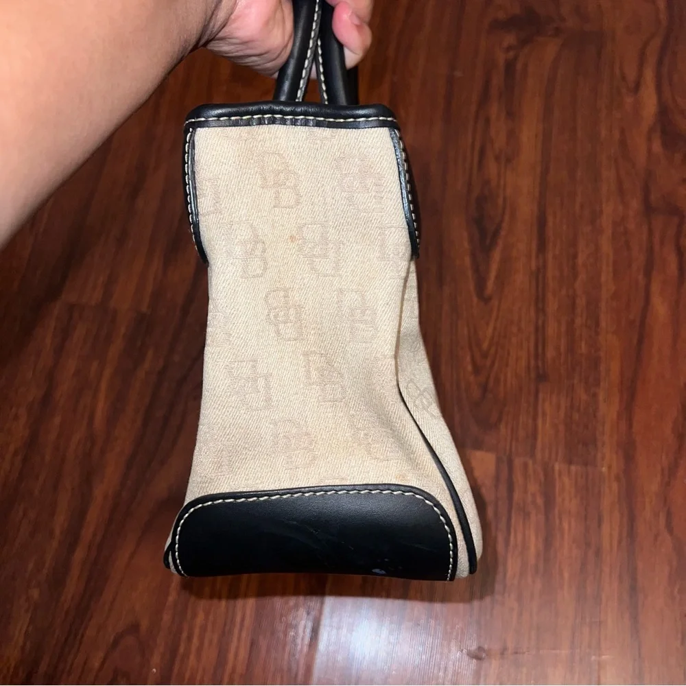 Dooney & Bourke Beige Canvas Shoulder Bag with Black Trim - Picture 6 of 12